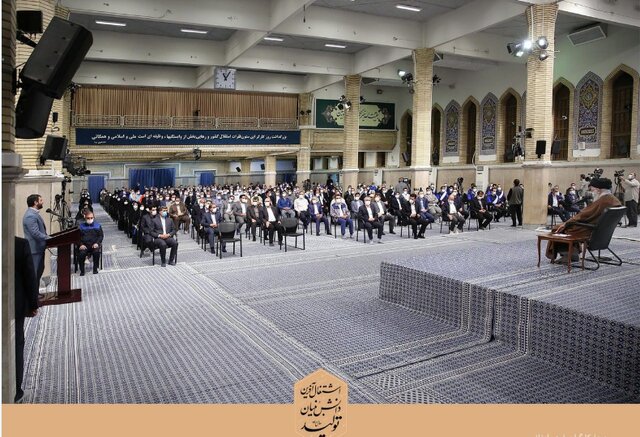 کارگران در صف مقدم مقابله با سیاست دشمن ایستادند