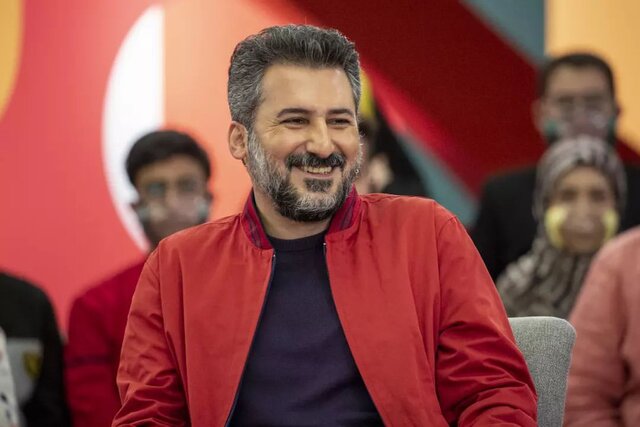 وحید آقاپور با دست زخمی روی صحنه می رود