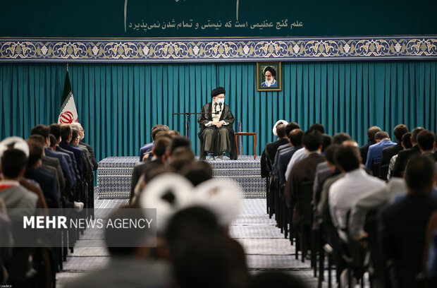 جوانان نخبه هر کجا که باشند امید خلق می‌کنند