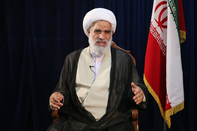 هر کسی از قطار انقلاب پیاده شود، خودش سقوط می‌کند