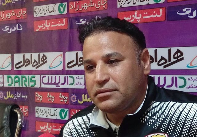فریسات: فقط خدا را داریم/ بازیکنم بنایی می‌کند!