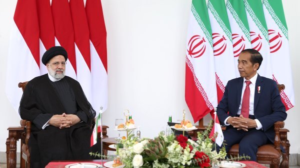 استقبال رسمی از  رئیسی در کاخ مِردکا با غرس نهال دوستی