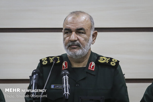 سرلشکر سلامی: شاهد زمین‌گیر شدن دشمنان هستیم