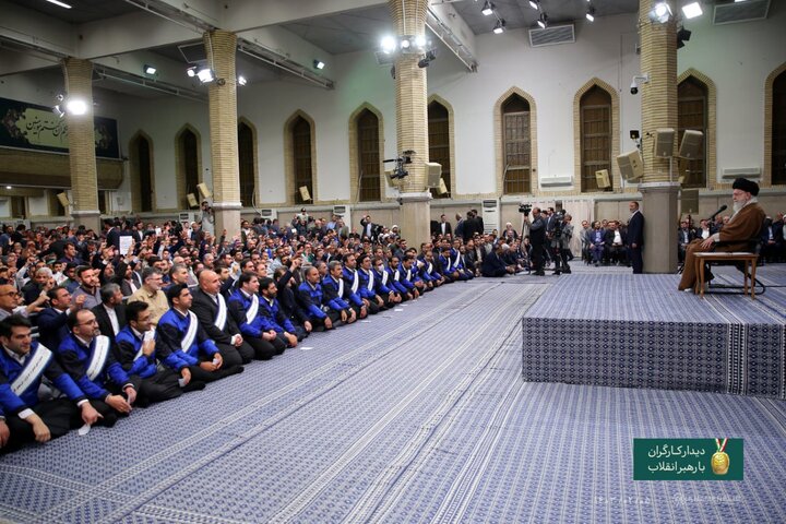 رهبر معظم انقلاب: با جهش تولید جیب و دست کارگر پُر می‌شود