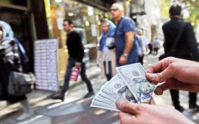 ادعای دلار ۱۰۰ هزار تومانی محقق نشد/ احتمال بازگشت نرخ ارز به پله ۵۰ هزار تومان وجود دارد