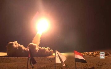 ارتش یمن: یک ناو هواپیمابر آمریکا را هدف قرار داده‌ایم