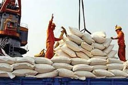 کانتینرهای کالاهای اساسی در انفجار بندر رجایی نبودند/ ترخیص کالاهای اساسی امروز از سرگرفته می‌شود