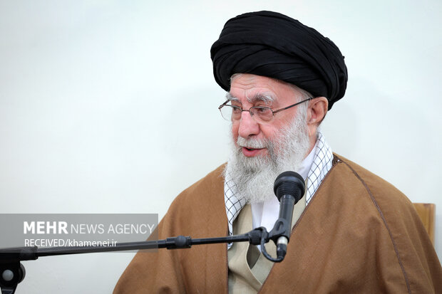 رهبر انقلاب: امدادگران ما مظهر صفات انسانی و انسان‌دوستی هستند