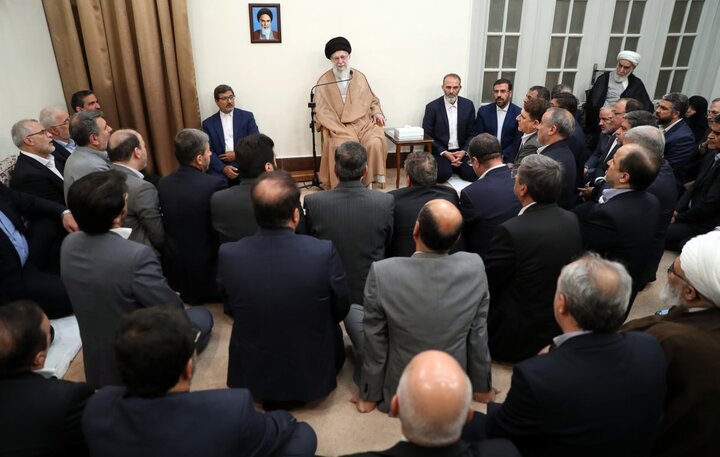 رهبر انقلاب: شرط مبارزه با فساد، دور بودن مسئولان از عوامل فسادزا است